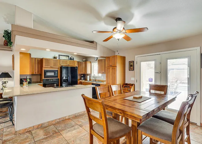 Grill & Dine Outside: Havasu W/ Pool! Lake Havasu City